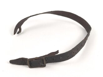 Stahlhelm Kinnriemen Wehrmacht. Leder trocken, defekt