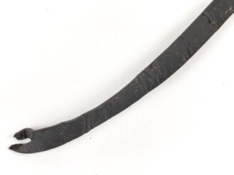Stahlhelm Kinnriemen Wehrmacht. Leder trocken, defekt