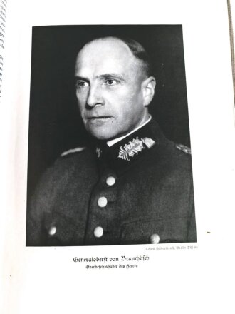 Dekoratives Fotoalbum eines Oberschützen beim Infanterie Regiment 87 Wiesbaden. Das Deckblatt ausgefüllt, das Album selbst ohne Fotos. Dazu eingeheftet die Dienstzeiturkunde von 1938