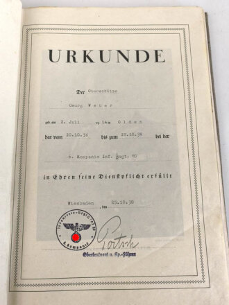 Dekoratives Fotoalbum eines Oberschützen beim Infanterie Regiment 87 Wiesbaden. Das Deckblatt ausgefüllt, das Album selbst ohne Fotos. Dazu eingeheftet die Dienstzeiturkunde von 1938