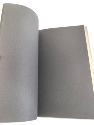 Dekoratives Fotoalbum eines Oberschützen beim Infanterie Regiment 87 Wiesbaden. Das Deckblatt ausgefüllt, das Album selbst ohne Fotos. Dazu eingeheftet die Dienstzeiturkunde von 1938