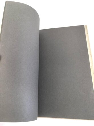 Dekoratives Fotoalbum eines Oberschützen beim Infanterie Regiment 87 Wiesbaden. Das Deckblatt ausgefüllt, das Album selbst ohne Fotos. Dazu eingeheftet die Dienstzeiturkunde von 1938