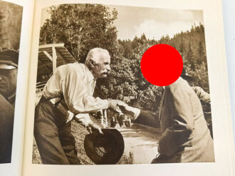 "Hitler in seinen Bergen" Bilddokumente aus der Umgebung des Führers, mit Widmung der " EFKA Werk Fritz Kiehm" für ein Gefolgschaftsmitglied datiert 1938