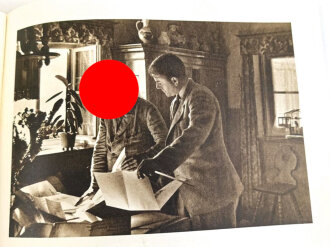 "Hitler in seinen Bergen" Bilddokumente aus der Umgebung des Führers, mit Widmung der " EFKA Werk Fritz Kiehm" für ein Gefolgschaftsmitglied datiert 1938