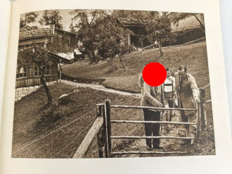 "Hitler in seinen Bergen" Bilddokumente aus der Umgebung des Führers, mit Widmung der " EFKA Werk Fritz Kiehm" für ein Gefolgschaftsmitglied datiert 1938