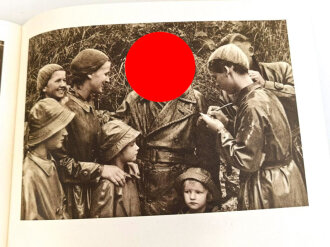 "Hitler in seinen Bergen" Bilddokumente aus der Umgebung des Führers, mit Widmung der " EFKA Werk Fritz Kiehm" für ein Gefolgschaftsmitglied datiert 1938