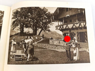 "Hitler in seinen Bergen" Bilddokumente aus der Umgebung des Führers, mit Widmung der " EFKA Werk Fritz Kiehm" für ein Gefolgschaftsmitglied datiert 1938