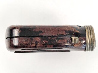 Dynamotaschenlampe aus brauner Preßmasse. Dreht aber ohne Funktion