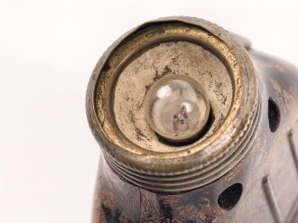 Dynamotaschenlampe aus brauner Preßmasse. Dreht aber ohne Funktion