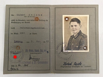 Gruppe Ausweise und Urkunden eines Hitlerjungen und späteren Angehörigen im Panzer Grenadier Regiment 1