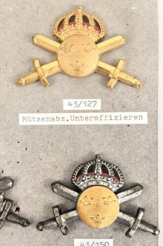 Schweden, Sammlung Mützenabzeichen, auf Karton befestigt