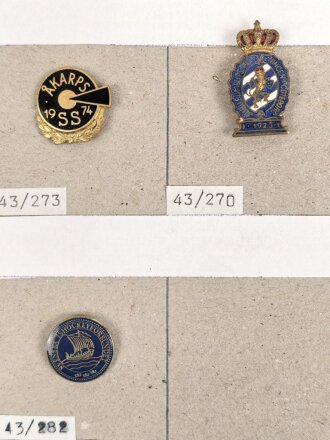 Schweden, Sammlung Kleinabzeichen, auf Karton befestigt