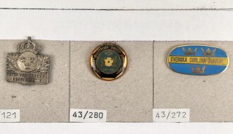 Schweden, Sammlung Kleinabzeichen, auf Karton befestigt