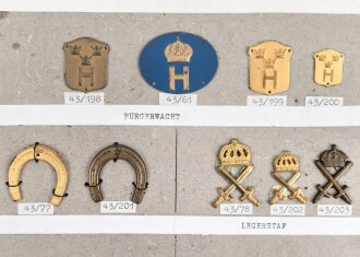 Schweden, Sammlung Regimentsabzeichen, auf Karton befestigt