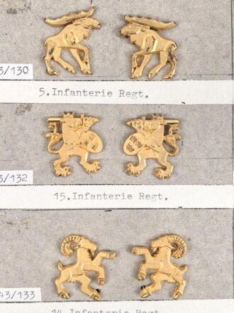 Schweden, Sammlung Regimentsabzeichen, auf Karton geklebt