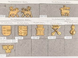 Schweden, Sammlung Regimentsabzeichen, auf Karton geklebt