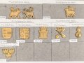 Schweden, Sammlung Regimentsabzeichen, auf Karton geklebt