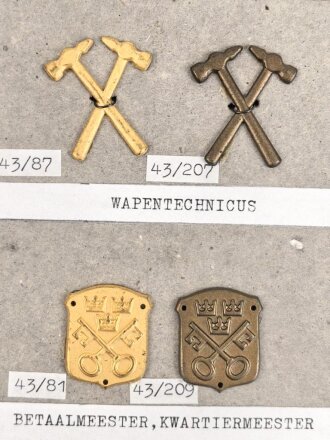 Schweden, Sammlung Regimentsabzeichen, auf Karton geklebt