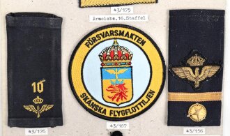Schweden, Sammlung Abzeichen der Luftwaffe, auf Karton getackert