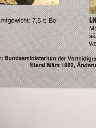 Bundeswehr , Plakat Stand 1982 "Waffen und Fahrzeuge des Heeres", Maße: 59 x 84 cm