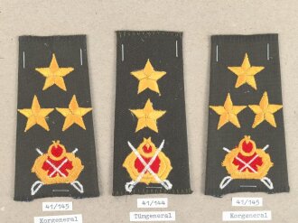 Türkei, Sammlung Schulterklappenabzeichen und Rangabzeichen, auf Karton getackert