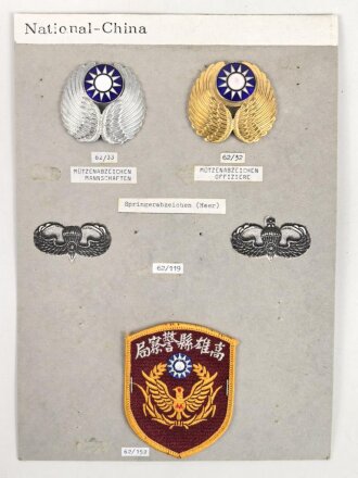 China, Sammlung Mützenabzeichen und Ärmelabzeichen, auf Karton getackert
