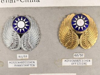 China, Sammlung Mützenabzeichen und...