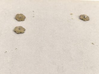 China, Sammlung Mützenabzeichen und Ärmelabzeichen, auf Karton getackert