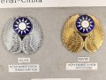 China, Sammlung Mützenabzeichen und Ärmelabzeichen, auf Karton getackert