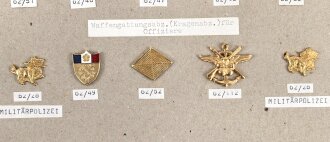 China, Sammlung Waffengattungsbzeichen, auf Karton getackert