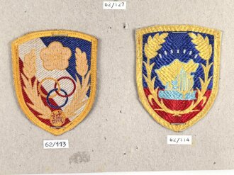 China, Sammlung Ärmelabzeichen, auf Karton getackert