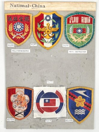 China, Sammlung Ärmelabzeichen, auf Karton getackert