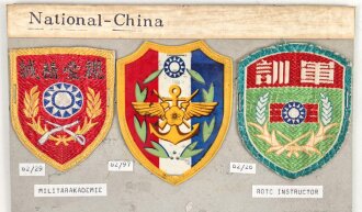 China, Sammlung Ärmelabzeichen, auf Karton getackert