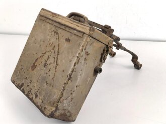 Wehrmacht Motorrad Packtasche mit Halterung. Originallack, ungereinigt