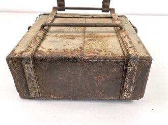 Wehrmacht Motorrad Packtasche mit Halterung. Originallack, ungereinigt
