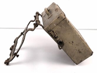 Wehrmacht Motorrad Packtasche mit Halterung. Originallack, ungereinigt