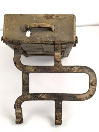 Wehrmacht Motorrad Packtasche mit Halterung. Originallack, ungereinigt