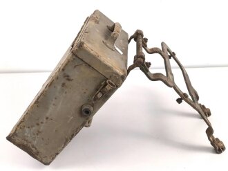 Wehrmacht Motorrad Packtasche mit Halterung. Originallack, ungereinigt