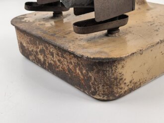 Vorheizer, Anwärmer für Motoren der Wehrmacht. Seltene Ausführung vermutlich für Panzerfahrzeuge, Originallack, ungereinigt und vollständig leer