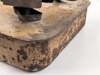 Vorheizer, Anwärmer für Motoren der Wehrmacht. Seltene Ausführung vermutlich für Panzerfahrzeuge, Originallack, ungereinigt und vollständig leer