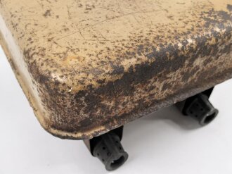 Vorheizer, Anwärmer für Motoren der Wehrmacht. Seltene Ausführung vermutlich für Panzerfahrzeuge, Originallack, ungereinigt und vollständig leer
