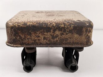 Vorheizer, Anwärmer für Motoren der Wehrmacht. Seltene Ausführung vermutlich für Panzerfahrzeuge, Originallack, ungereinigt und vollständig leer