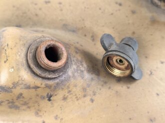 Vorheizer, Anwärmer für Motoren der Wehrmacht. Seltene Ausführung vermutlich für Panzerfahrzeuge, Originallack, ungereinigt und vollständig leer