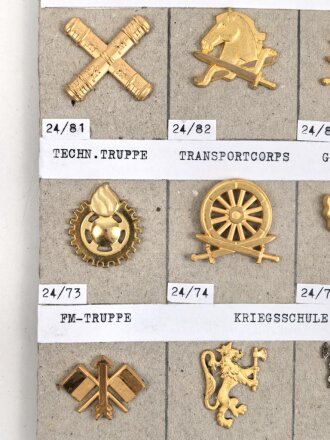 Norwegen, Sammlung Mützenabzeichen, auf Karton getackert