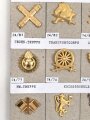 Norwegen, Sammlung Mützenabzeichen, auf Karton getackert