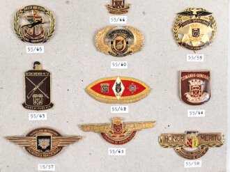 Venezuela, Sammlung verschiedene Abzeichen, auf Karton befestigt