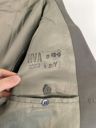 DDR, Uniformjacke eines Angehörigen im Wachregiment Felix Dzierzynski. Ungetragenes Stück, datiert 1988