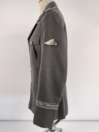 DDR, Uniformjacke eines Angehörigen im Wachregiment Felix Dzierzynski. Ungetragenes Stück, datiert 1988