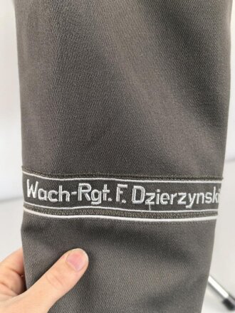 DDR, Uniformjacke eines Angehörigen im Wachregiment Felix Dzierzynski. Ungetragenes Stück, datiert 1988