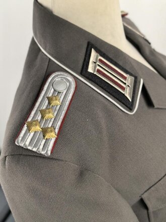 DDR, Uniformjacke eines Angehörigen im Wachregiment Felix Dzierzynski. Ungetragenes Stück, datiert 1988